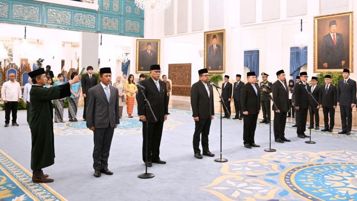 Presiden Prabowo Lantik Hanif Faisol Nurofiq, Mohammad Jumhur Hidayat, dan Hasan Nasbi